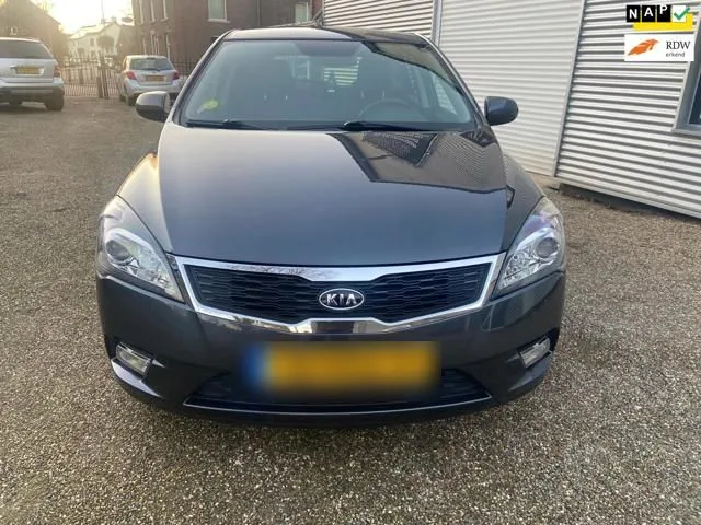 Donkergrijze Kia Cee'd op het erf van Auto Moos in Holtum