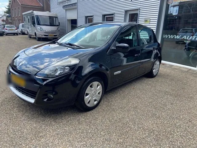 Zwarte Renault Clio voor de winkelpui van Auto Moos