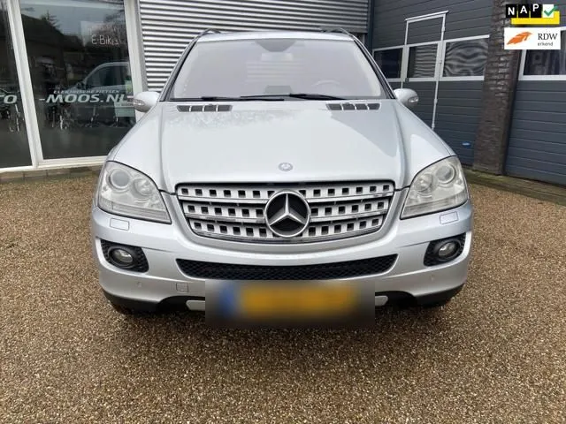 Zilvergrijze Mercedes-Benz M-klasse op het erf van Auto Moos