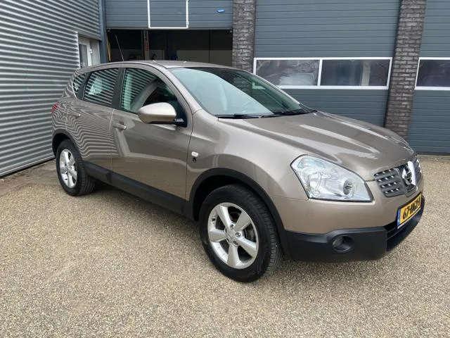 Bruine Nissan Qashqai langs de werkplaats van Auto Moos